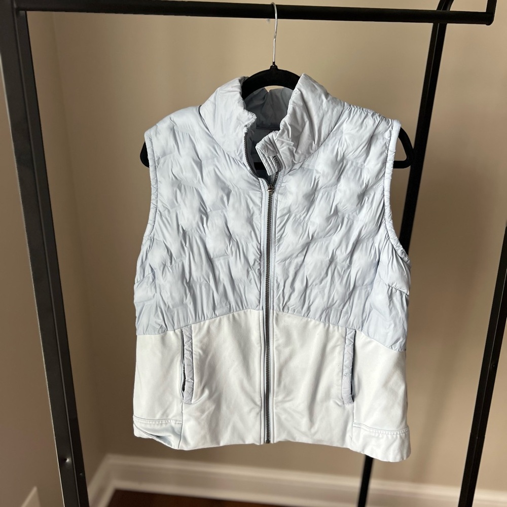 CALIA by Carrie Underwood Light Gray Quilted Vest - Picture 2 of 2